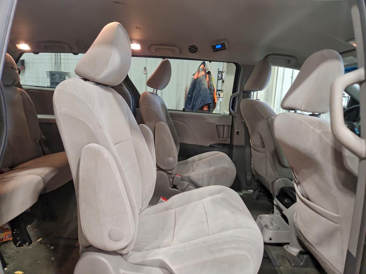 2017 TOYOTA SIENNA LE photo 11