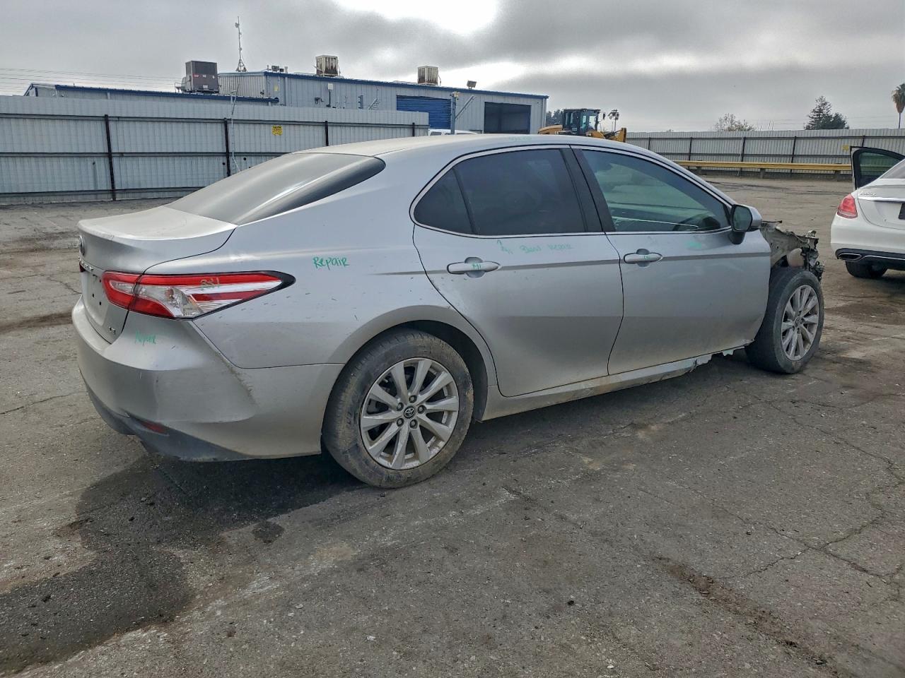2018 TOYOTA CAMRY L photo 3