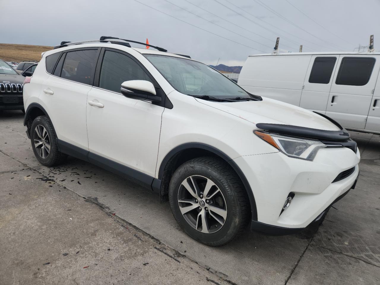 2017 TOYOTA RAV4 XLE photo 4