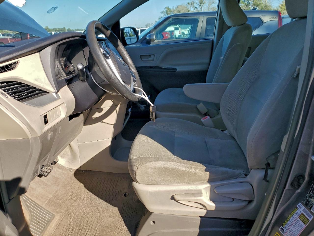 2015 TOYOTA SIENNA photo 7