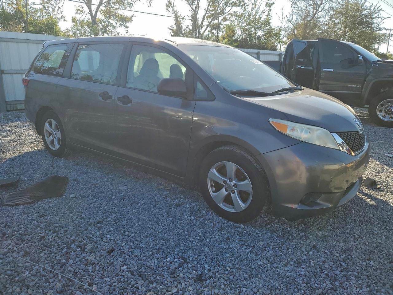 2015 TOYOTA SIENNA photo 4