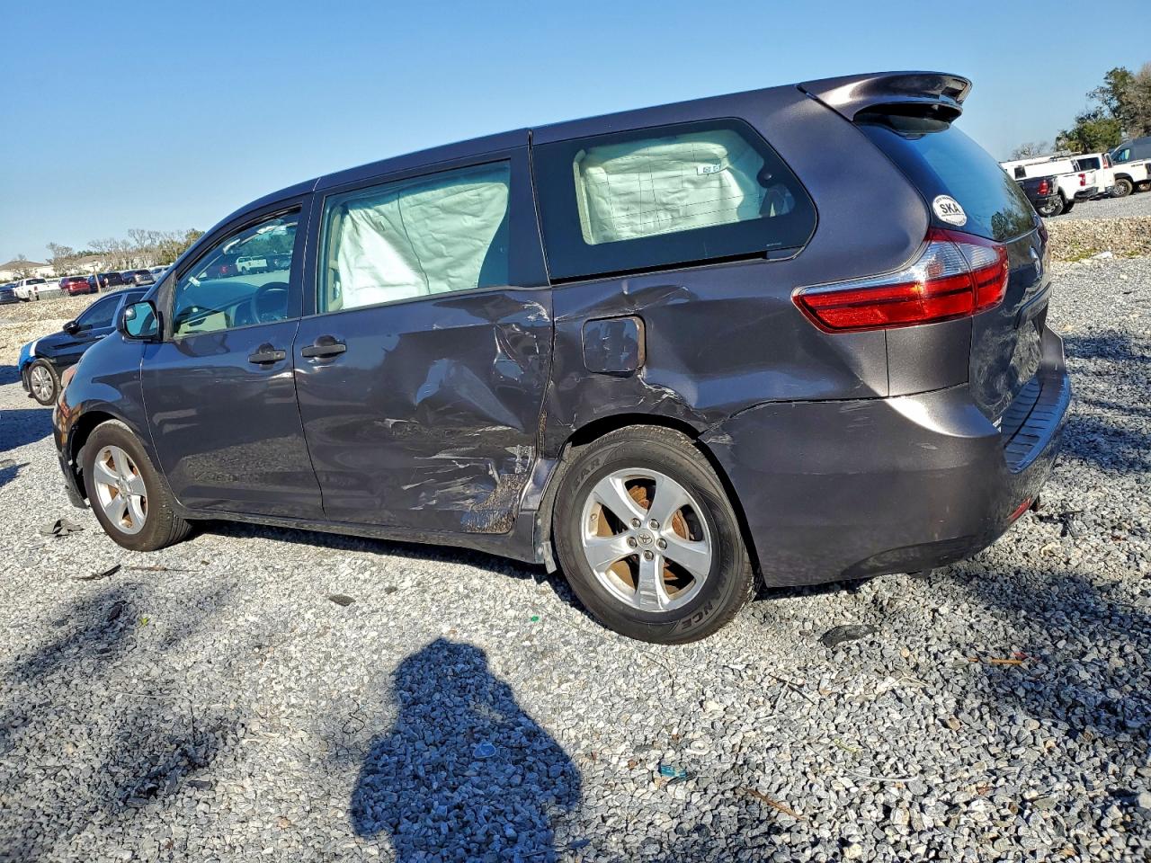 2015 TOYOTA SIENNA photo 2