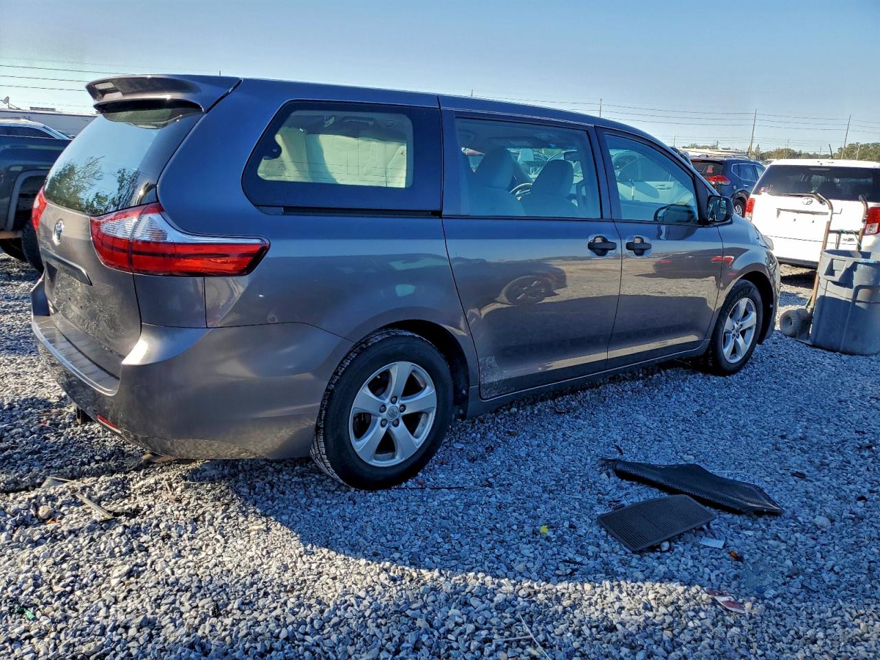 2015 TOYOTA SIENNA photo 3