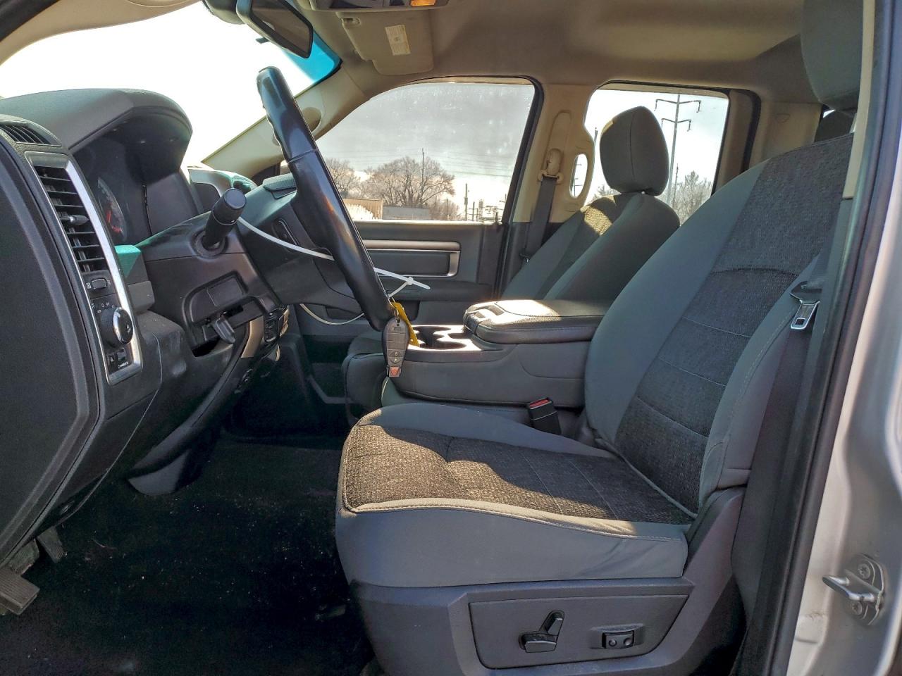 2016 RAM 1500 SLT photo 7