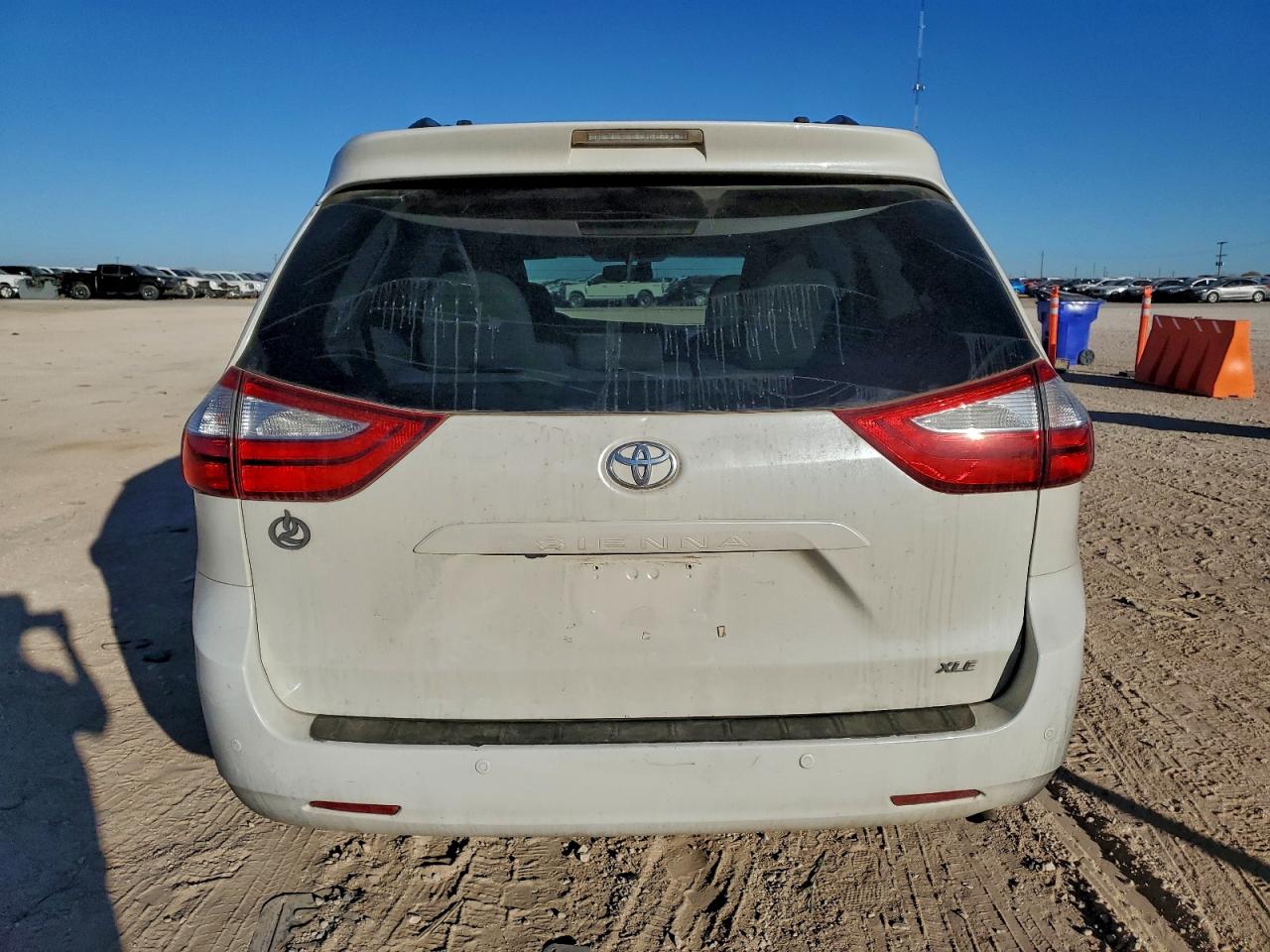 2017 TOYOTA SIENNA XLE PREMIUM 8-PASSENGER photo 6