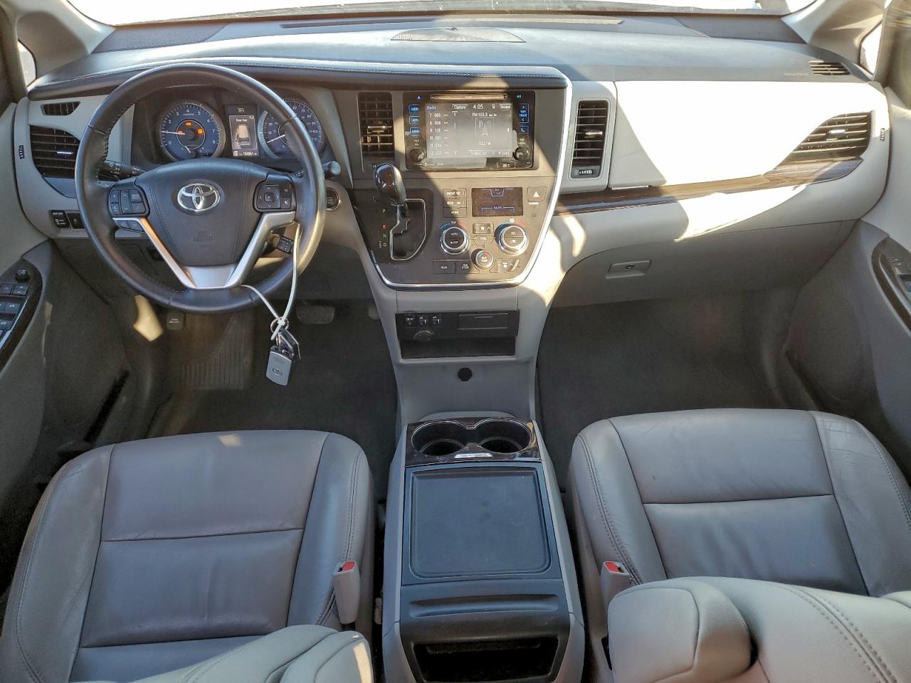 2017 TOYOTA SIENNA XLE PREMIUM 8-PASSENGER photo 8