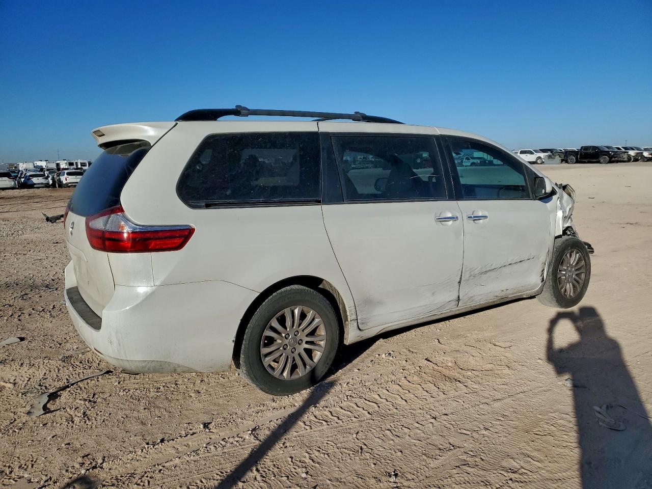 2017 TOYOTA SIENNA XLE PREMIUM 8-PASSENGER photo 3