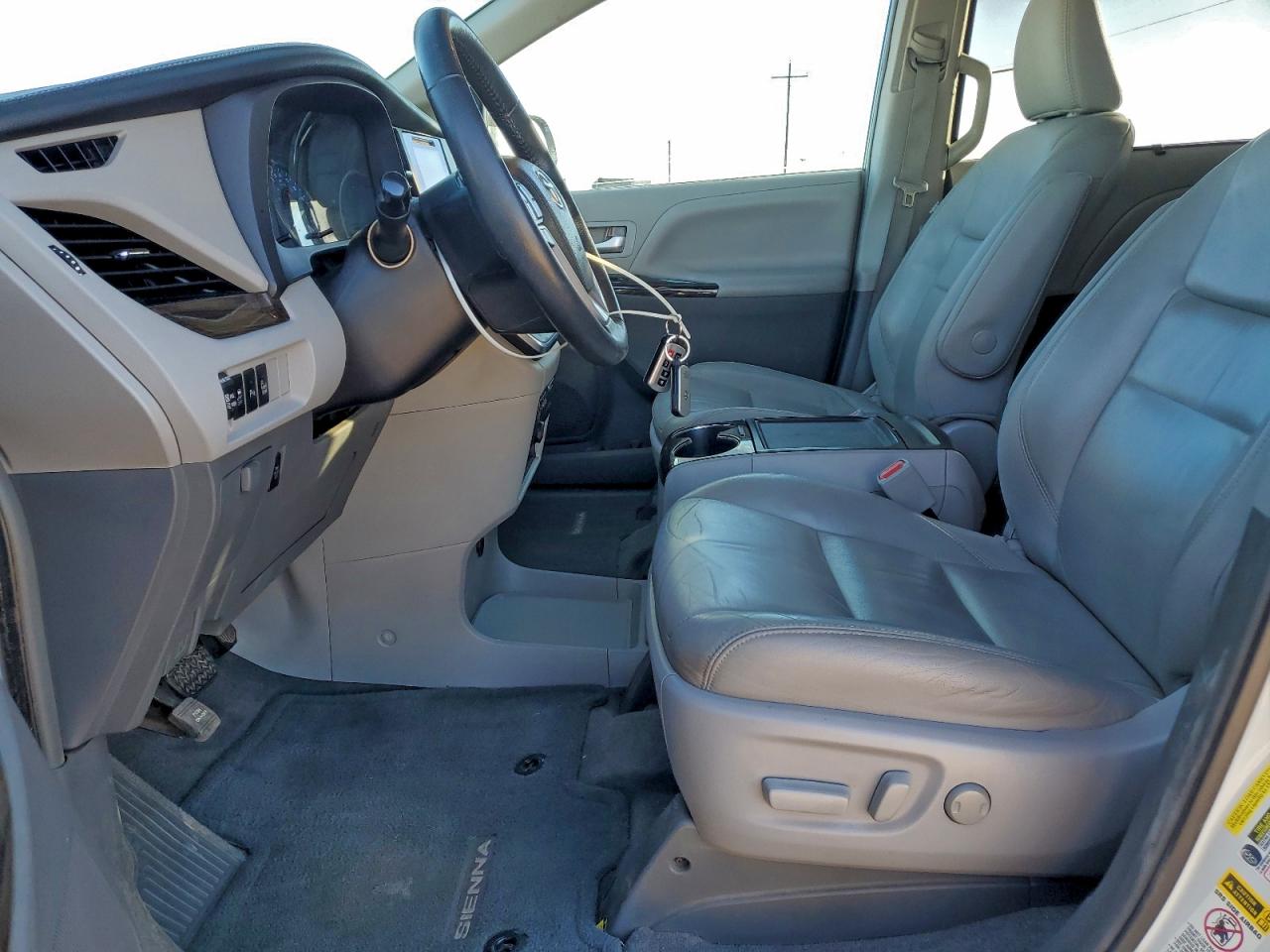2017 TOYOTA SIENNA XLE PREMIUM 8-PASSENGER photo 7