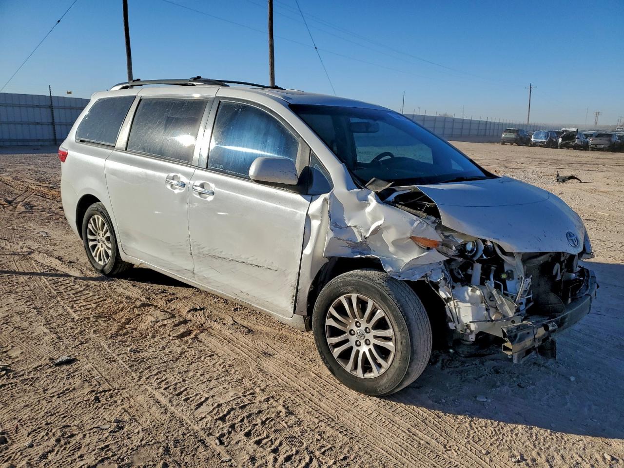 2017 TOYOTA SIENNA XLE PREMIUM 8-PASSENGER photo 4