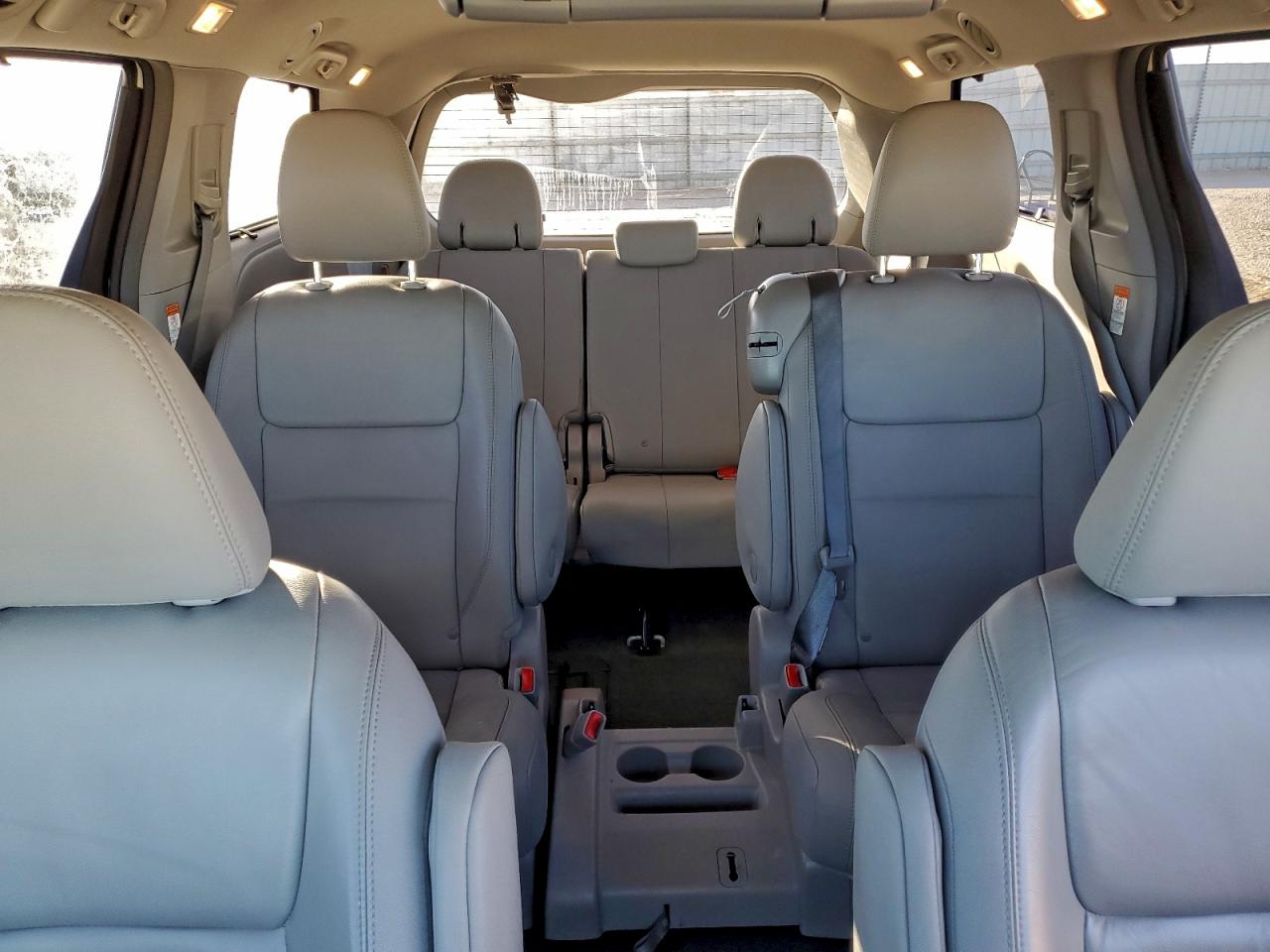 2017 TOYOTA SIENNA XLE PREMIUM 8-PASSENGER photo 10