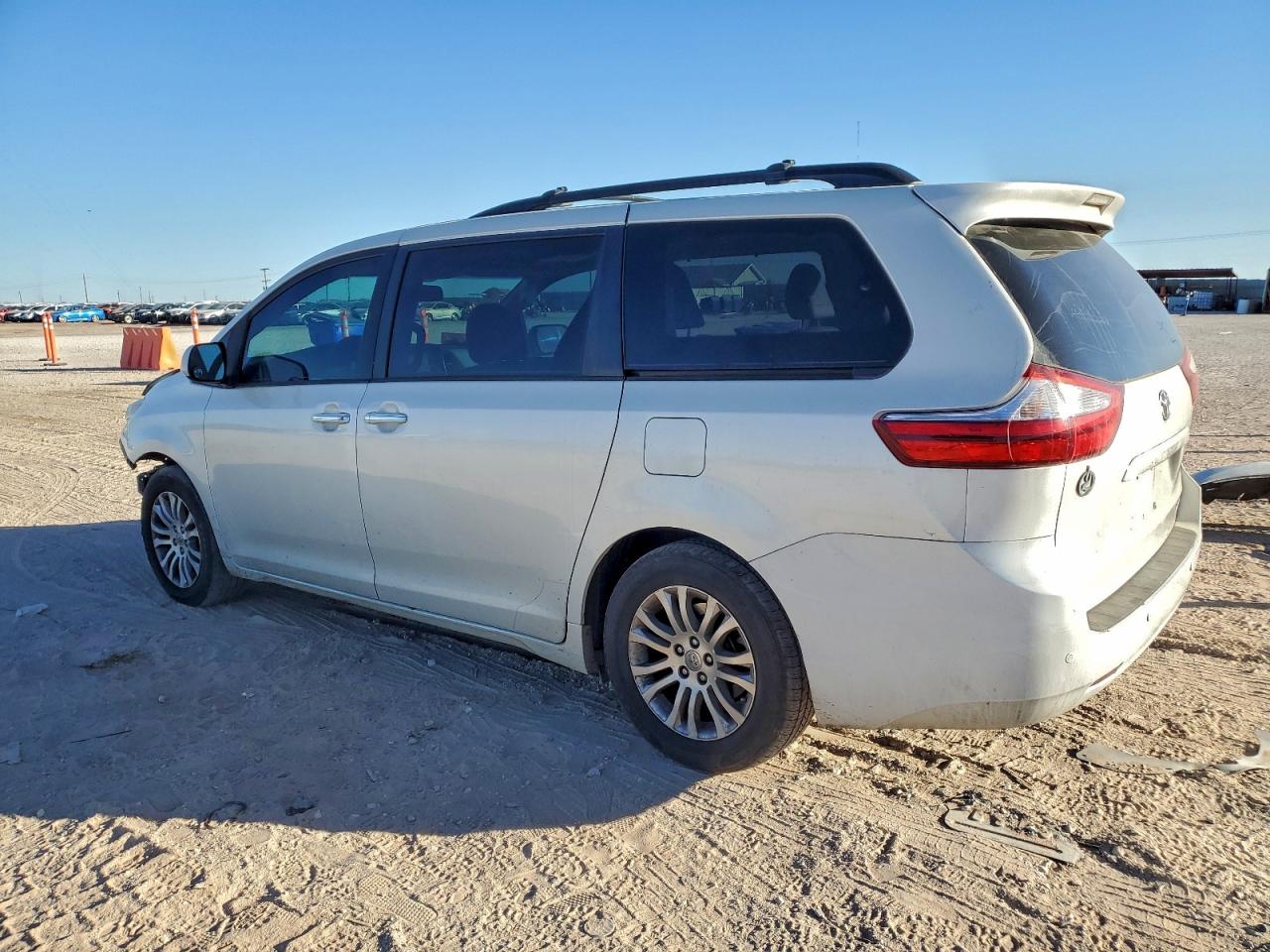 2017 TOYOTA SIENNA XLE PREMIUM 8-PASSENGER photo 2
