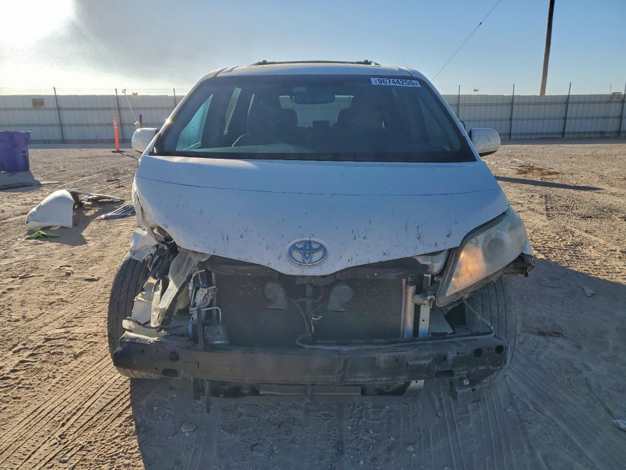 2017 TOYOTA SIENNA XLE PREMIUM 8-PASSENGER photo 5