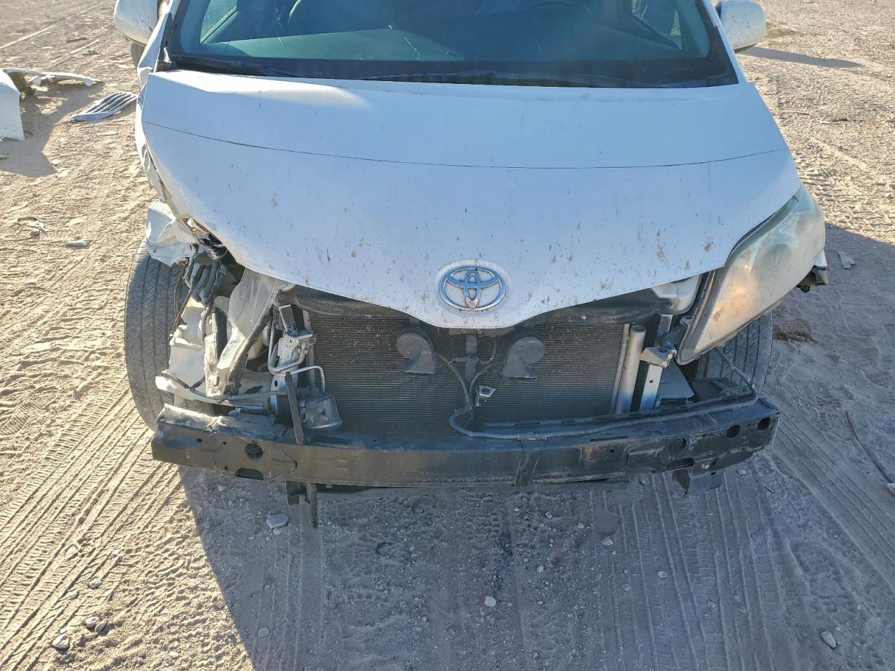 2017 TOYOTA SIENNA XLE PREMIUM 8-PASSENGER photo 12