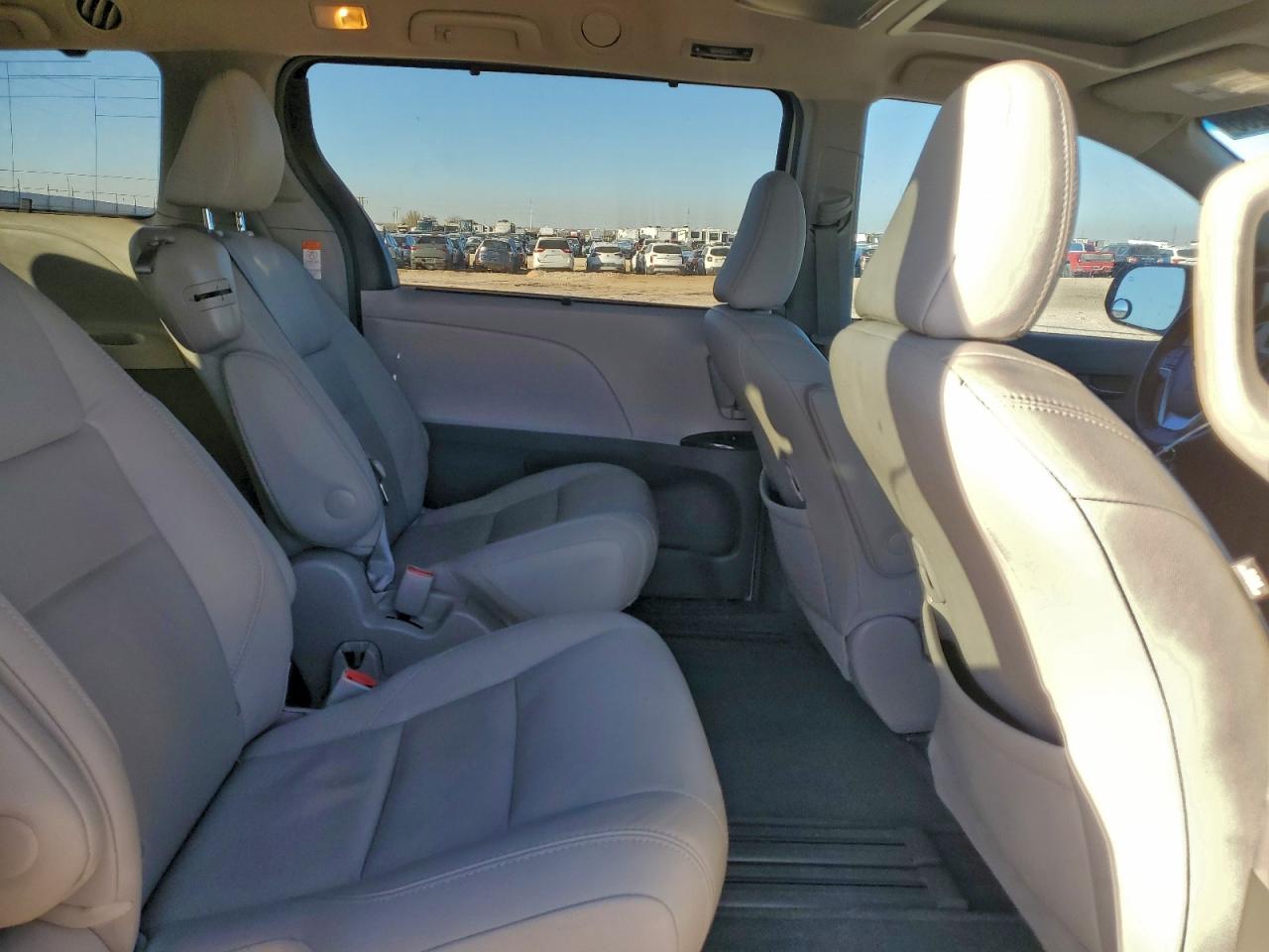 2017 TOYOTA SIENNA XLE PREMIUM 8-PASSENGER photo 11