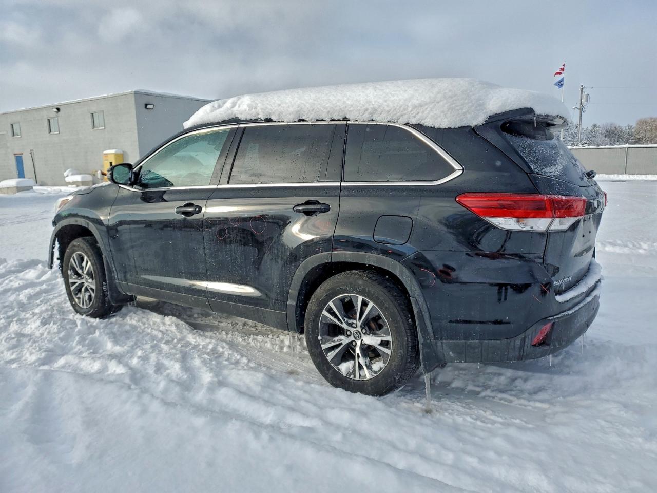 2019 TOYOTA HIGHLANDER LE photo 2