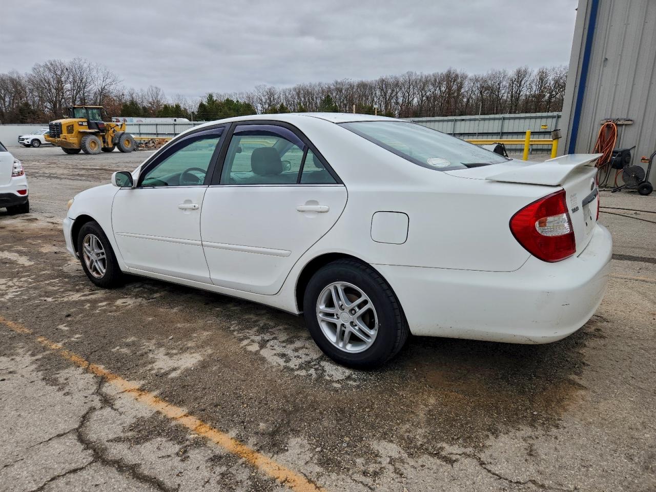 2004 TOYOTA CAMRY LE photo 2
