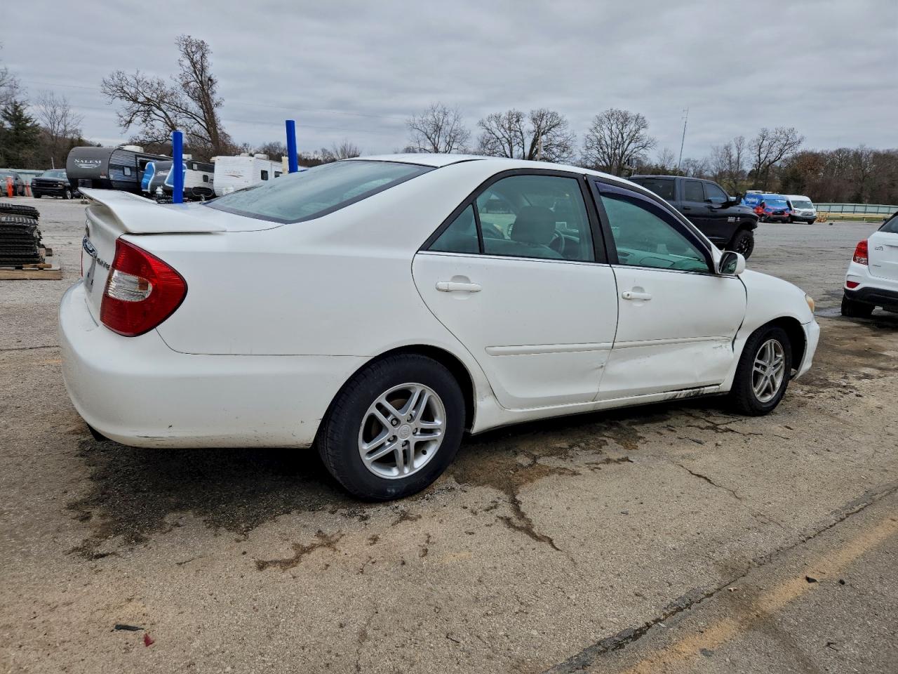 2004 TOYOTA CAMRY LE photo 3