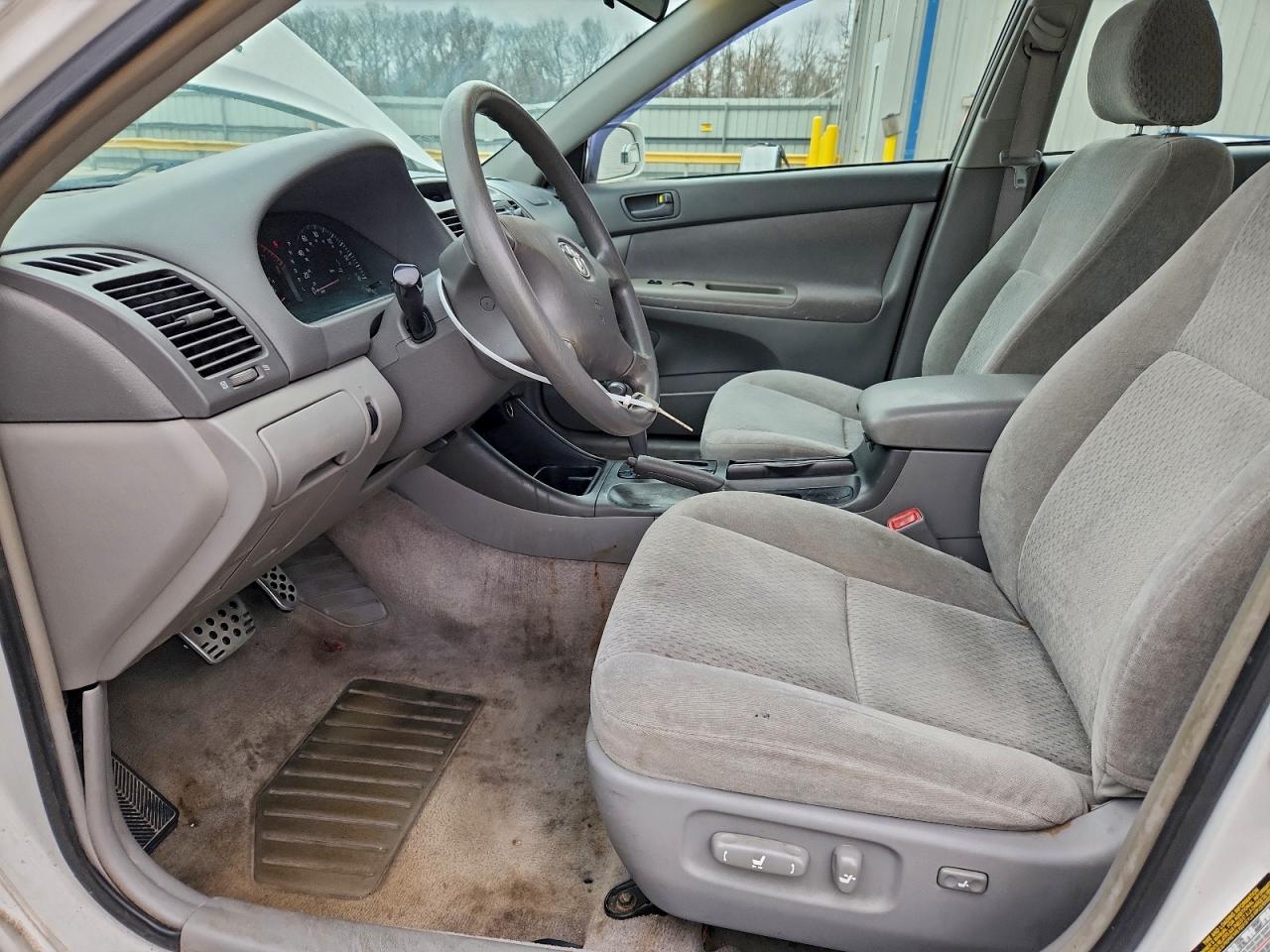 2004 TOYOTA CAMRY LE photo 7