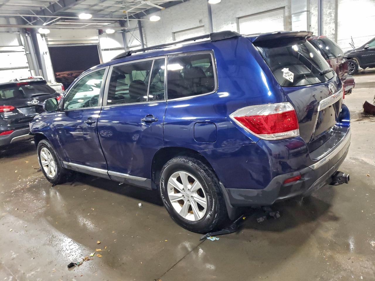 2013 TOYOTA HIGHLANDER BASE photo 2
