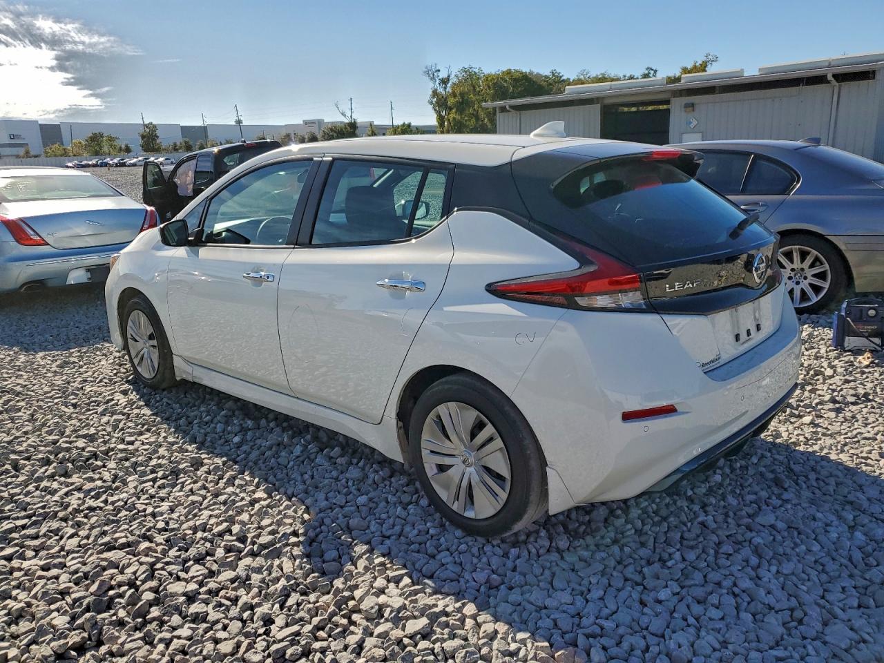 2022 NISSAN LEAF S photo 2