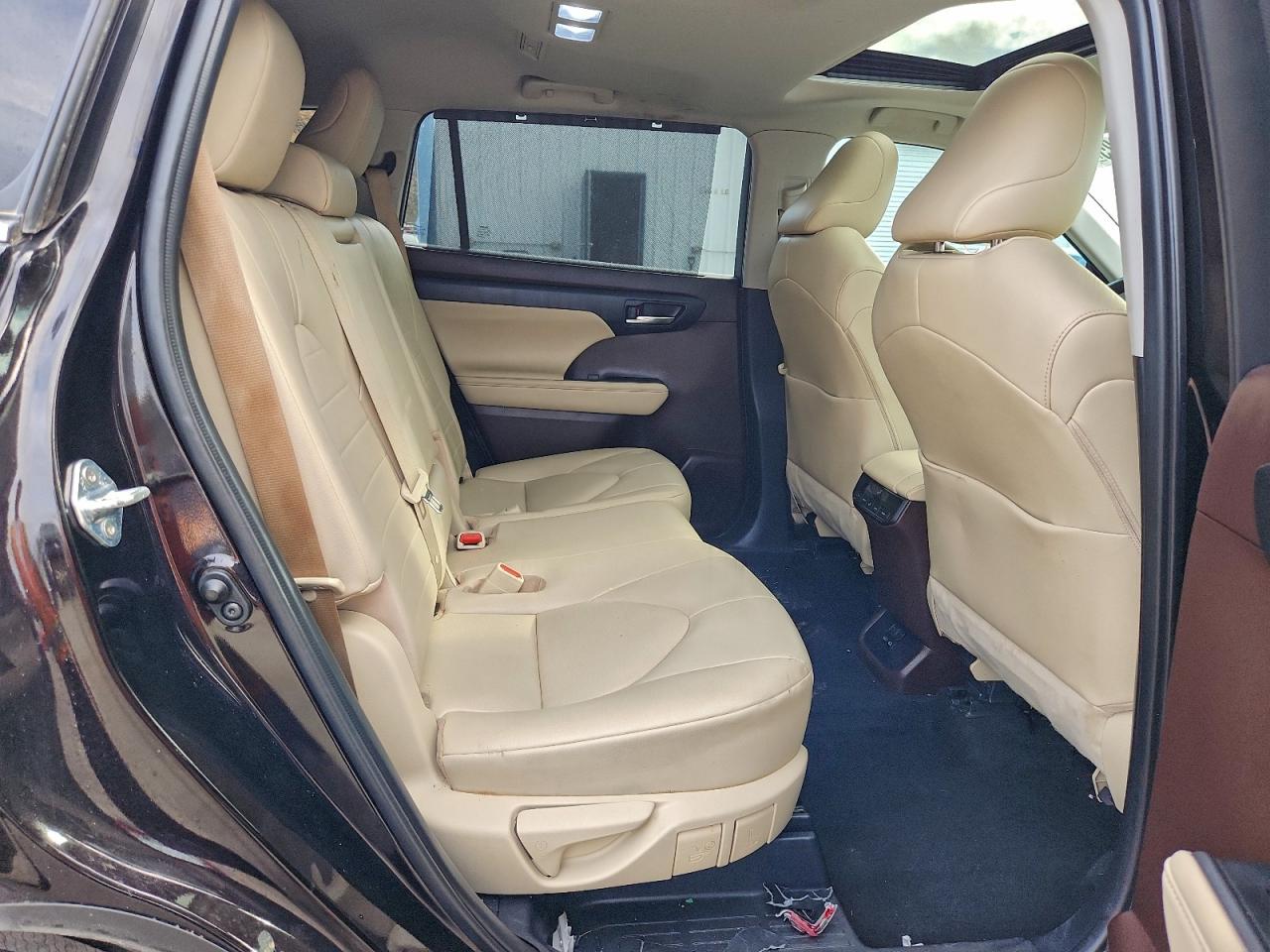 2022 TOYOTA HIGHLANDER XLE photo 11