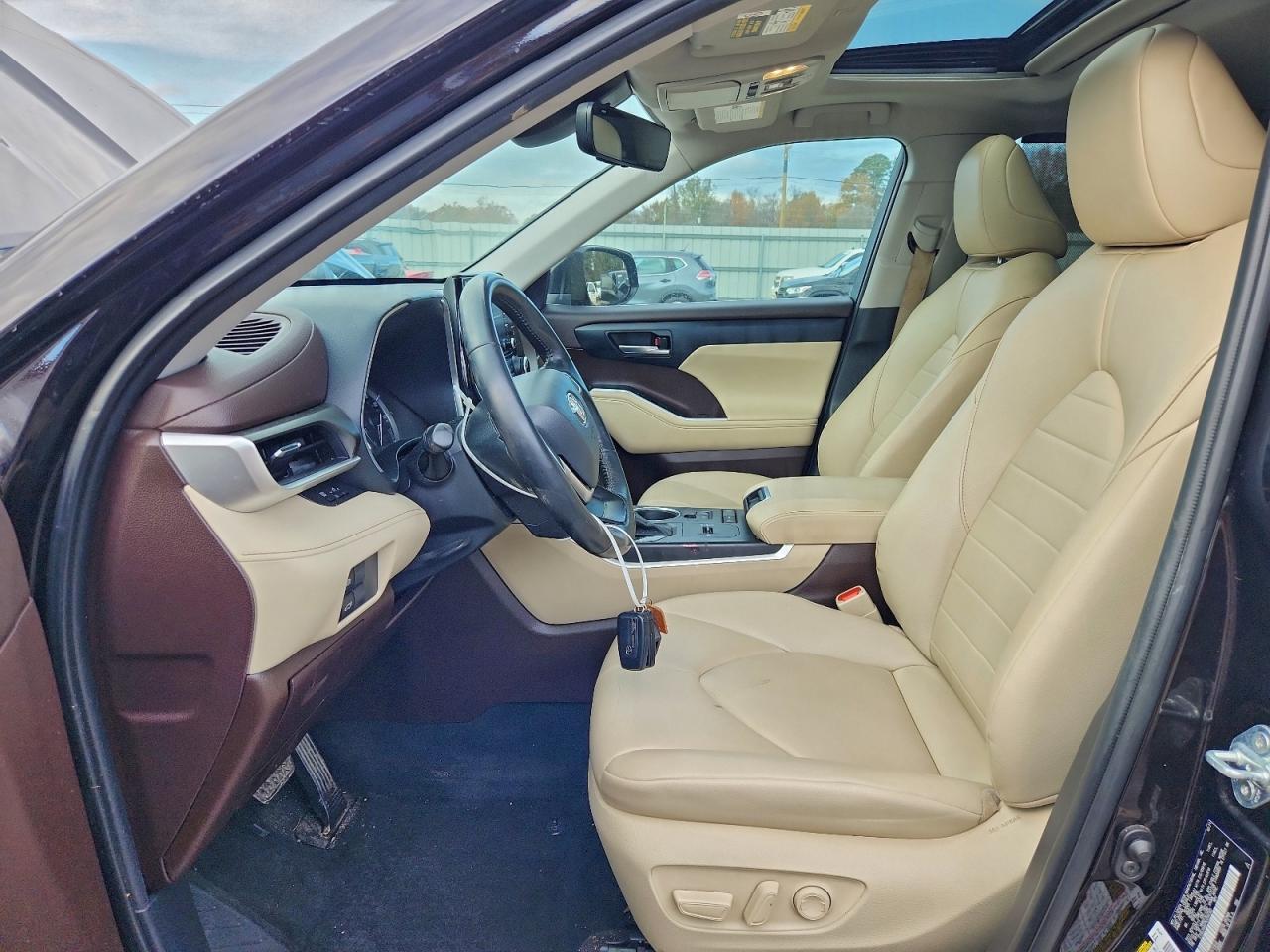 2022 TOYOTA HIGHLANDER XLE photo 7