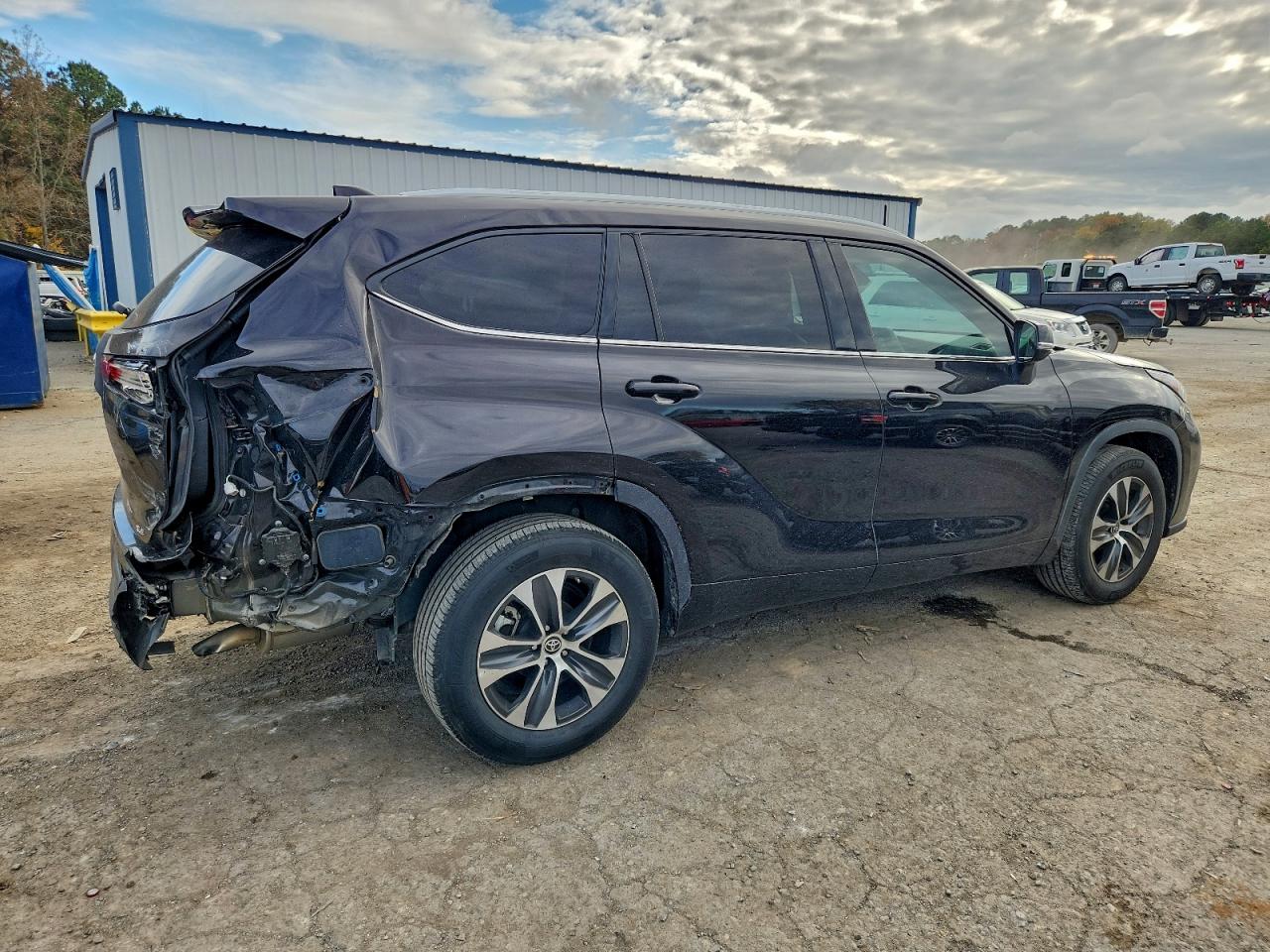 2022 TOYOTA HIGHLANDER XLE photo 3