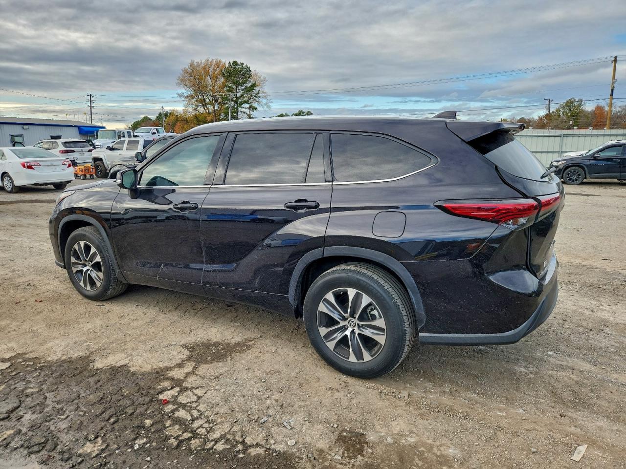 2022 TOYOTA HIGHLANDER XLE photo 2