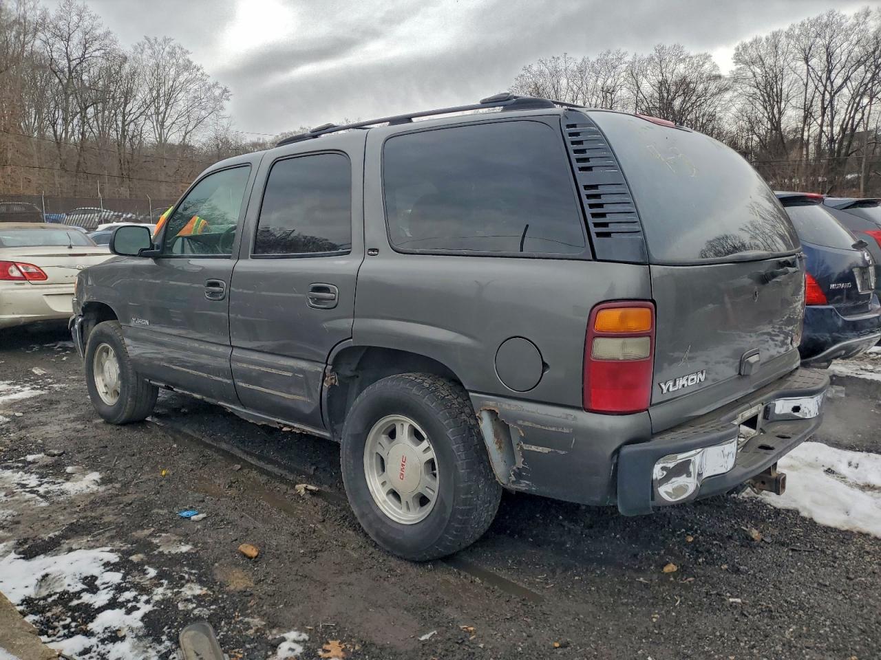 2002 GMC YUKON photo 2