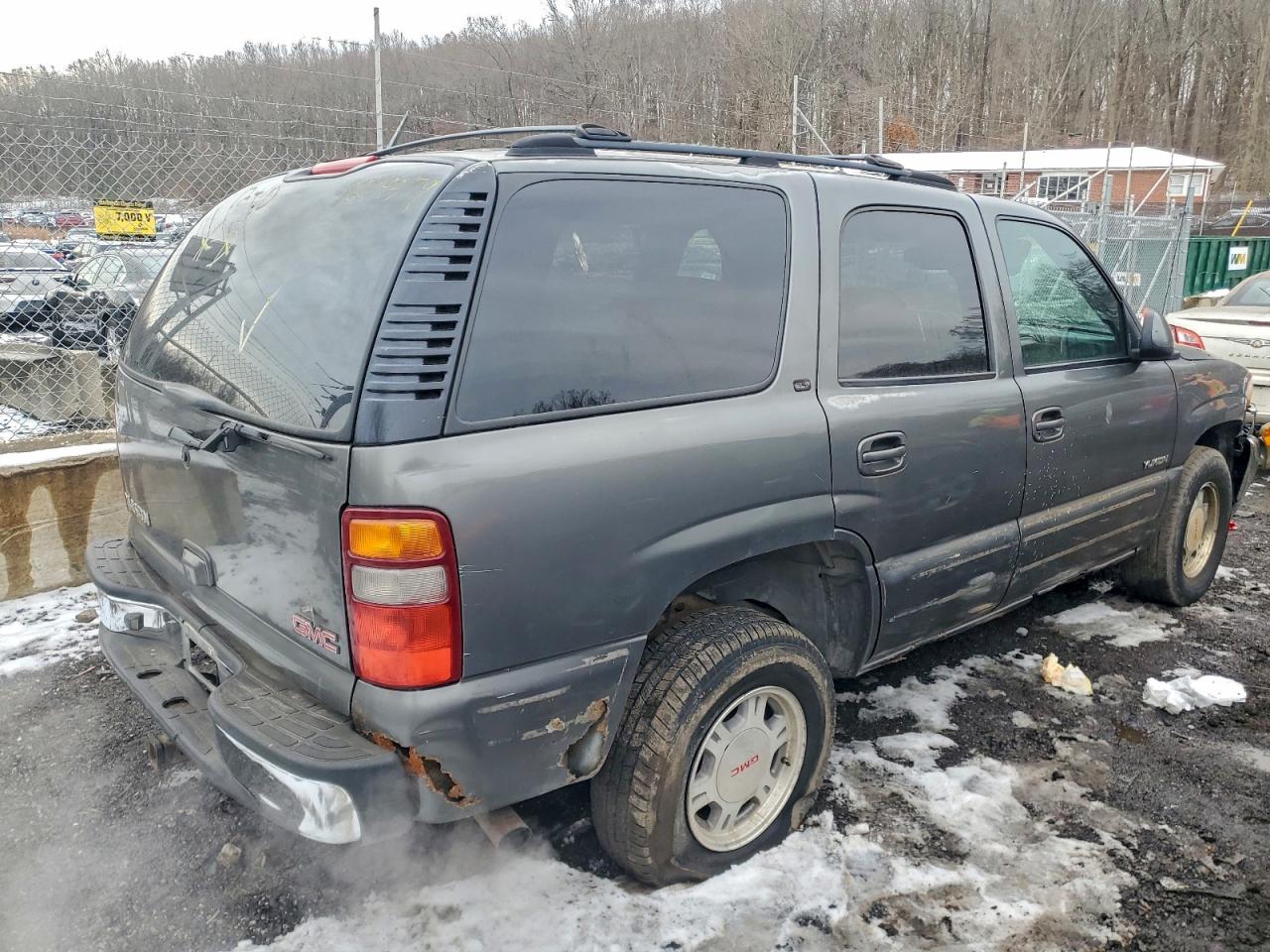 2002 GMC YUKON photo 3