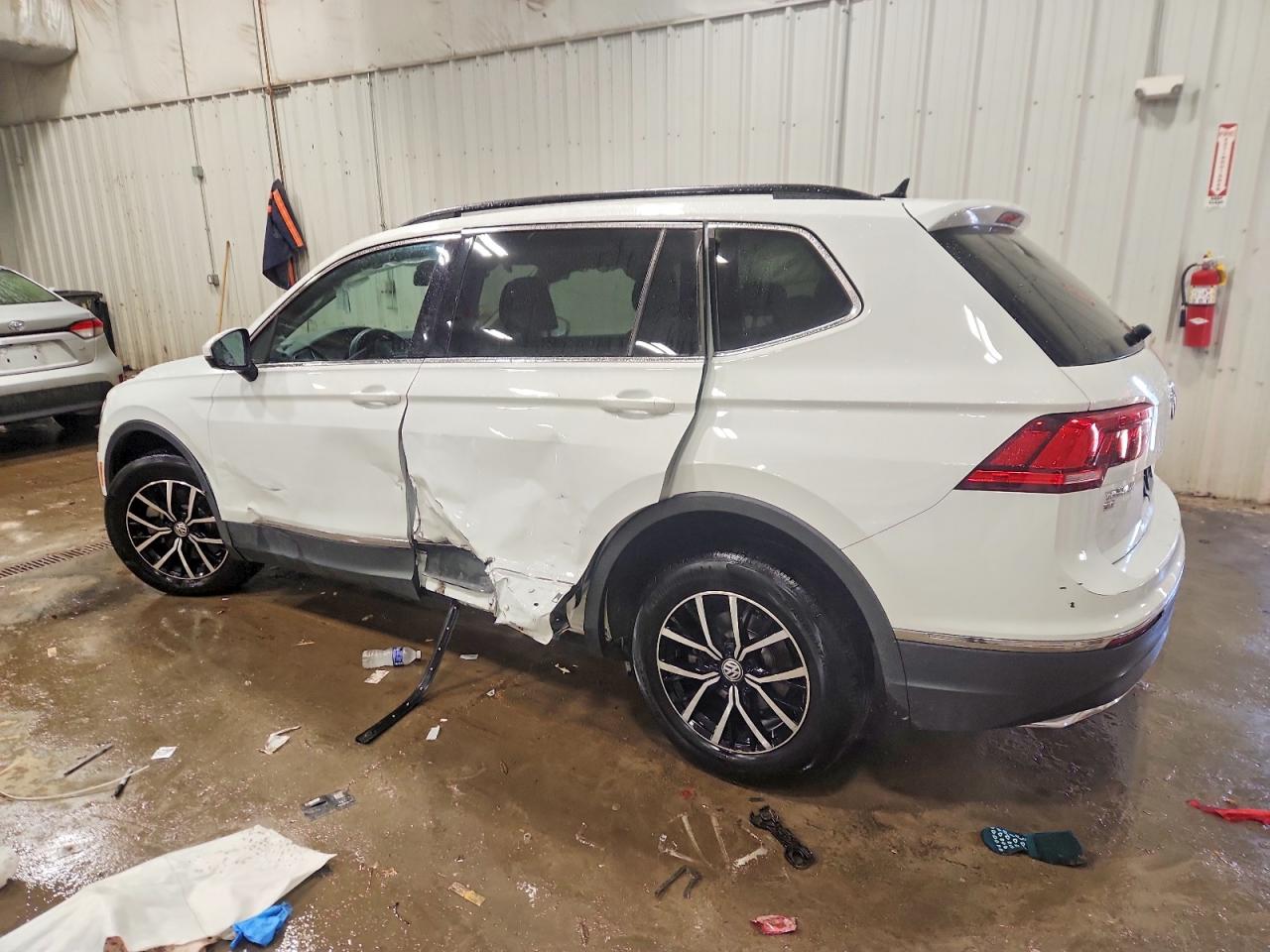 2021 VOLKSWAGEN TIGUAN SE photo 2