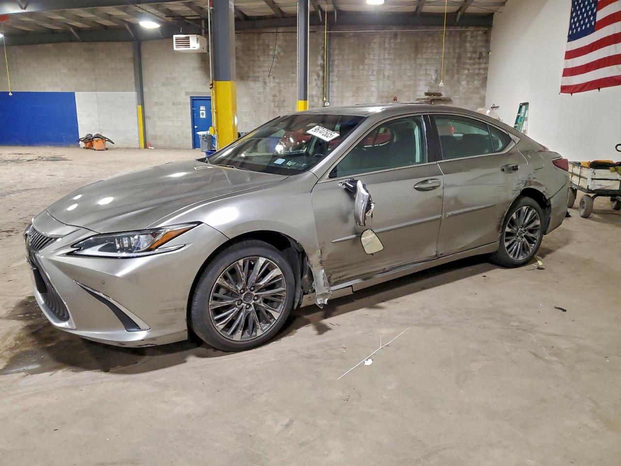 2019 LEXUS ES