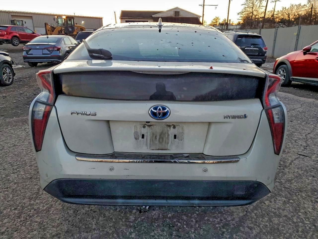2017 TOYOTA PRIUS photo 6