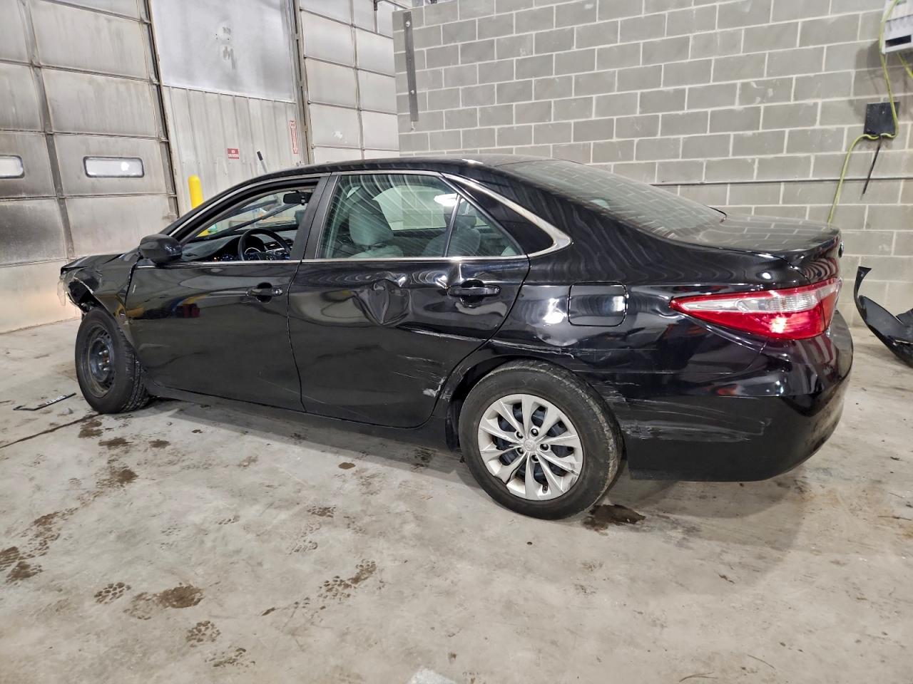 2015 TOYOTA CAMRY LE photo 2