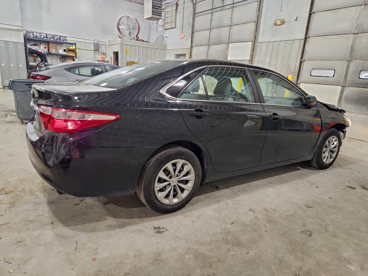 2015 TOYOTA CAMRY LE photo 3
