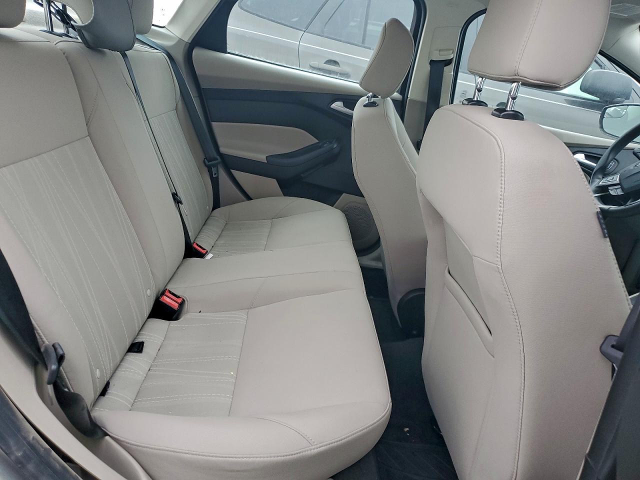 2015 FORD FOCUS SE photo 10
