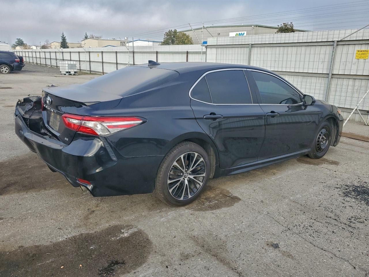 2019 TOYOTA CAMRY L photo 3