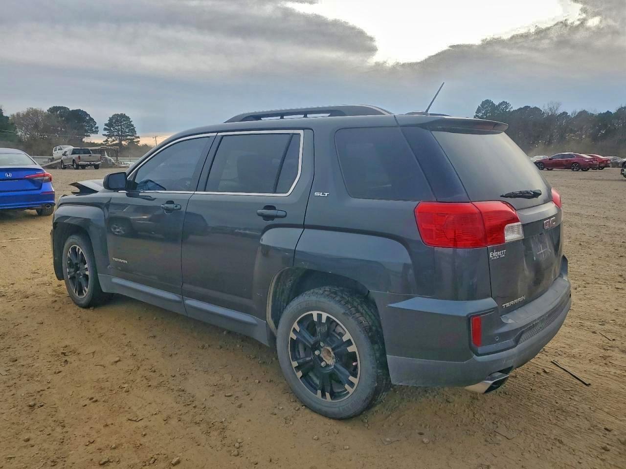 2017 GMC TERRAIN SLT photo 2