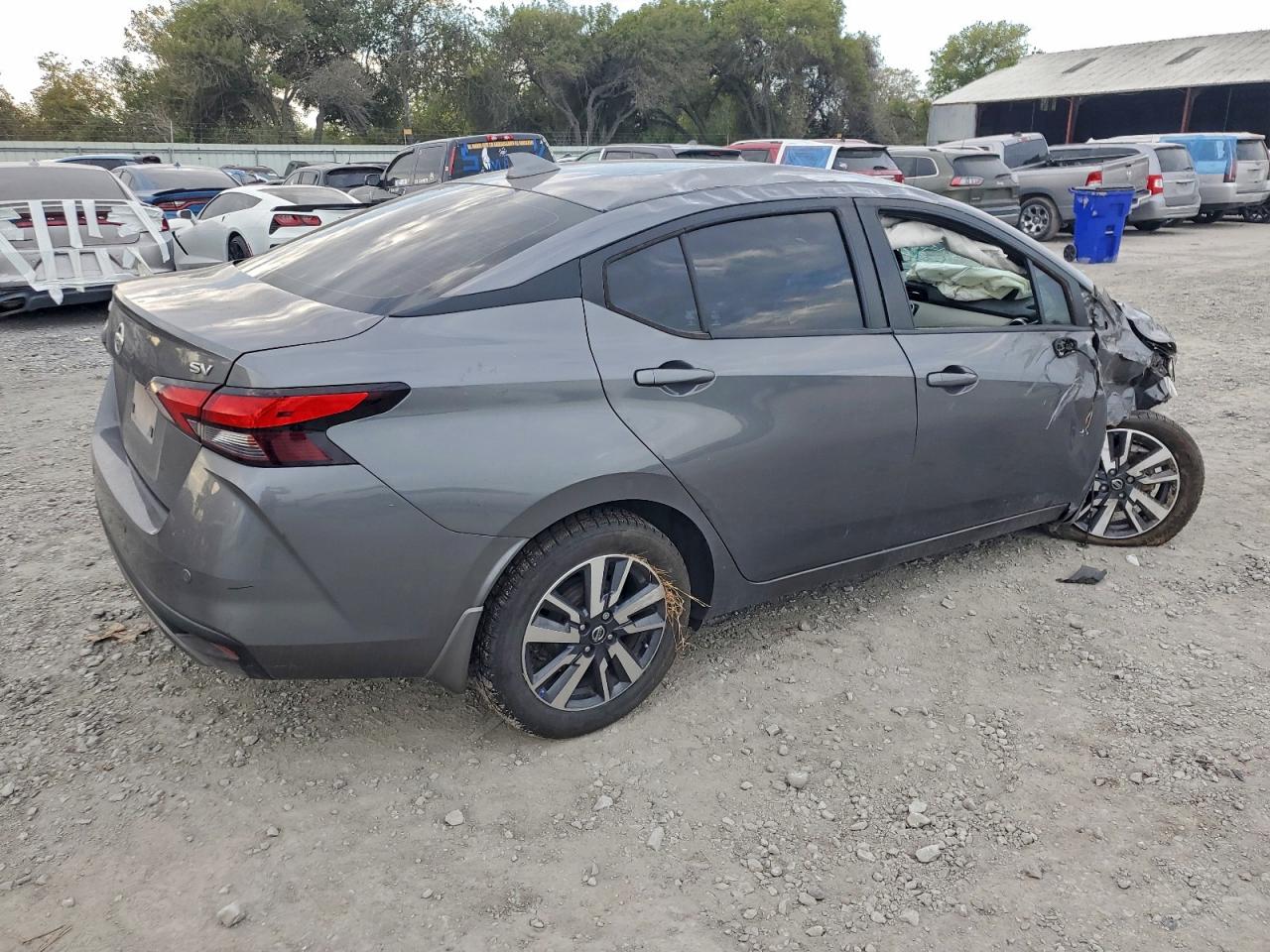 2020 NISSAN VERSA SV photo 3