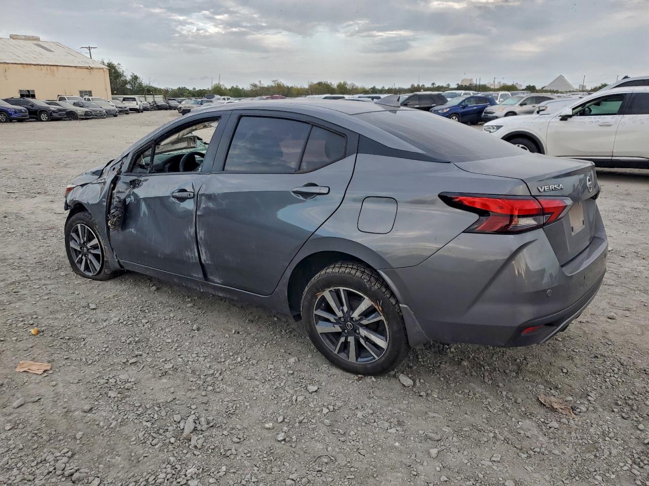 2020 NISSAN VERSA SV photo 2