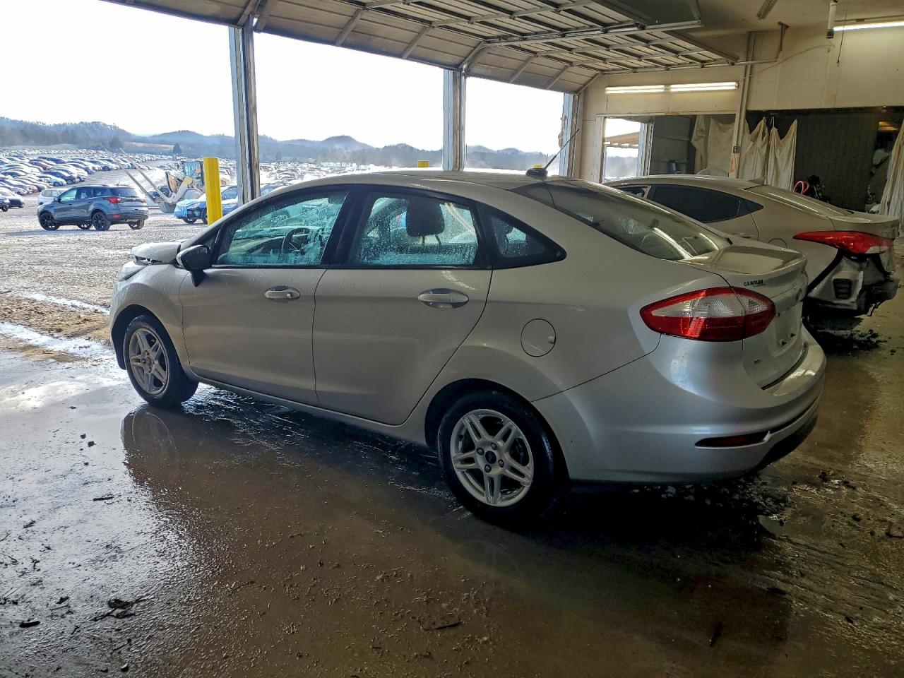 2018 FORD FIESTA SE photo 2