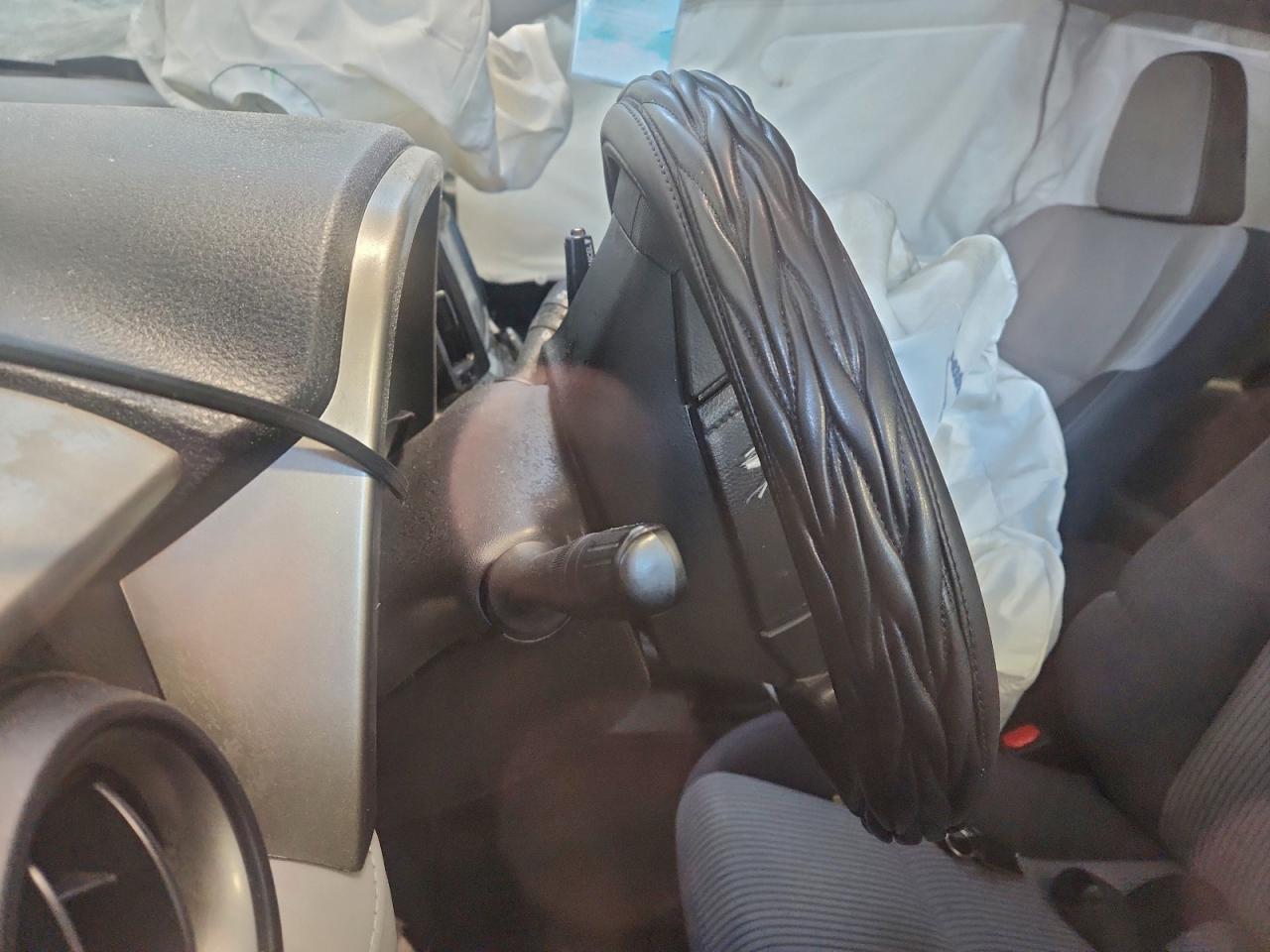 2014 TOYOTA RAV4 XLE photo 9