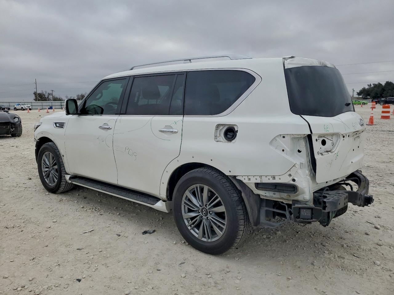 2022 INFINITI QX80 LUXE photo 2