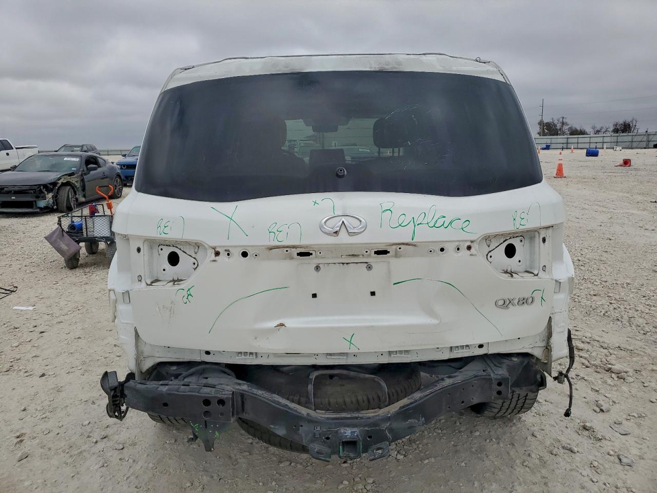 2022 INFINITI QX80 LUXE photo 6