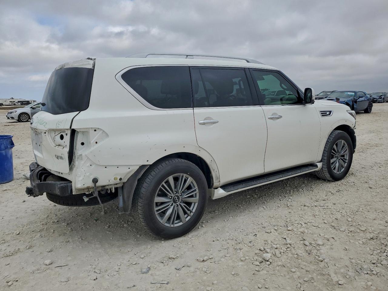 2022 INFINITI QX80 LUXE photo 3