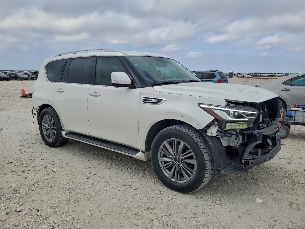2022 INFINITI QX80 LUXE photo 4