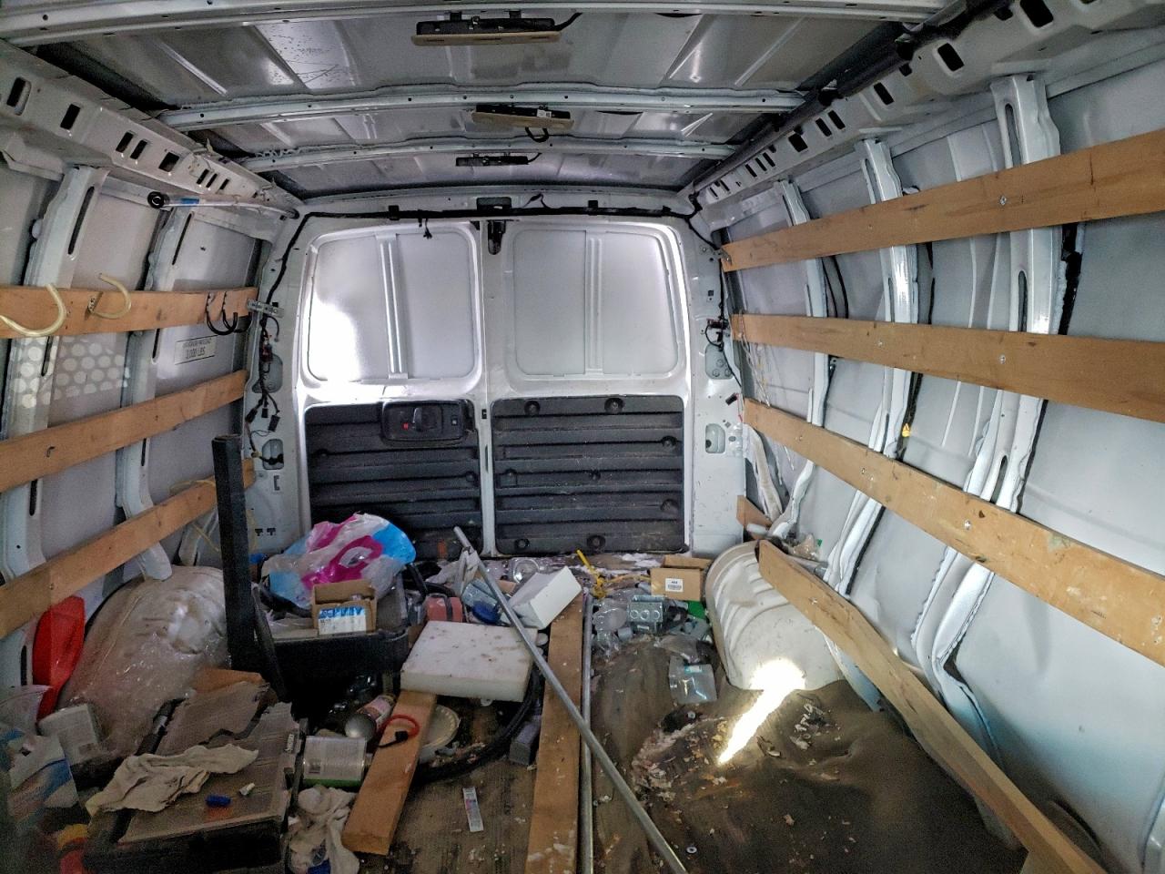 2017 GMC SAVANA G2500 photo 10