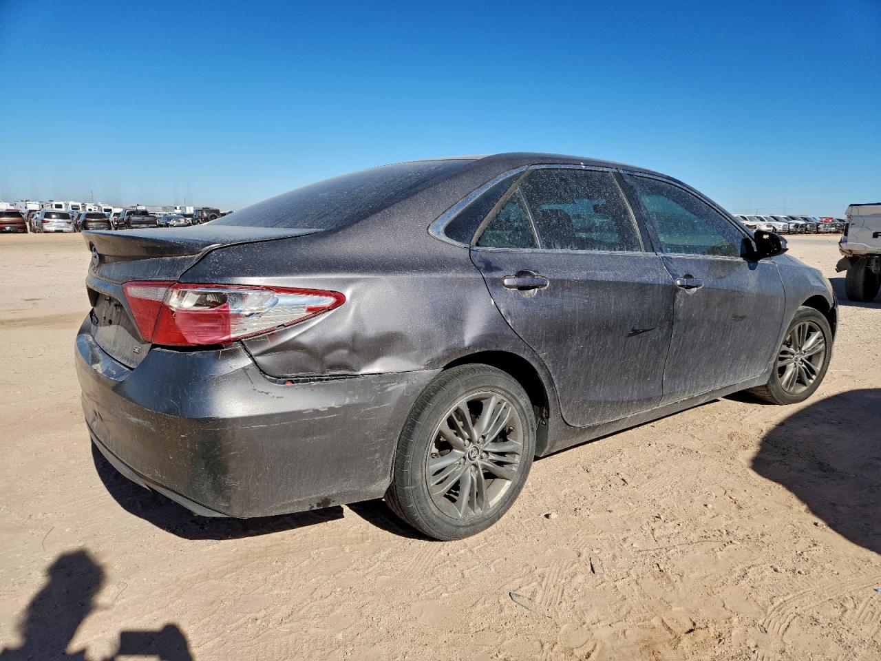 2016 TOYOTA CAMRY LE photo 3