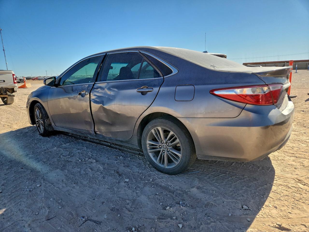 2016 TOYOTA CAMRY LE photo 2