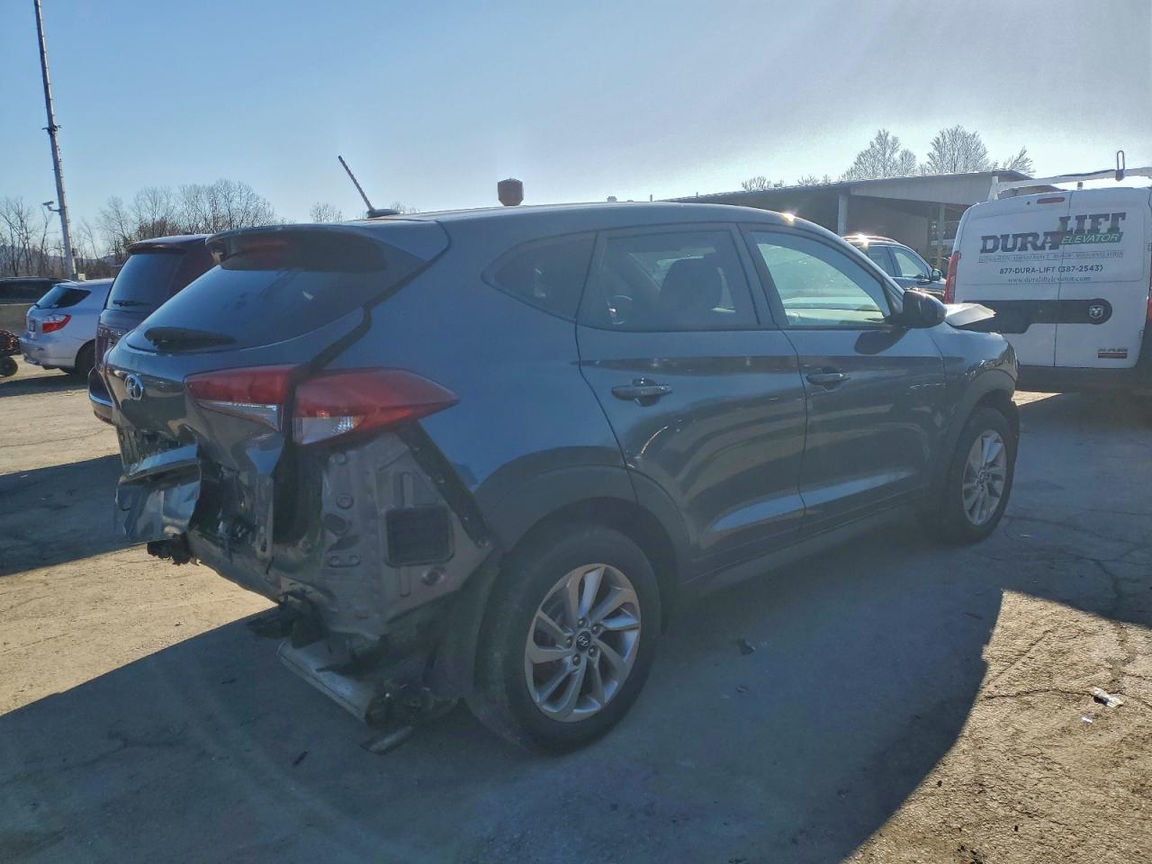 2017 HYUNDAI TUCSON SE photo 3